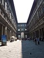 Uffizi, Floransa'da sütunlu yol ve bunun üstündeki loggia