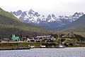 Puerto Williams với dãy Dientes del Navarino phía sau