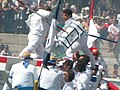 Assaut lors des Joutes de la Saint-Louis à Sète en 2005. On peut observer en regardant les lances que le jouteur de la barque rouge est à la limite de la disqualification directe, celui de la barque bleue recevra une observation.