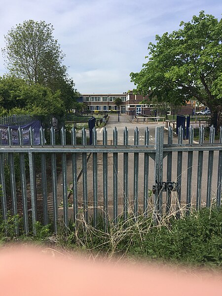 File:The way to Bishop Wand School (geograph 6466721).jpg