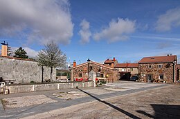 Villamiel de la Sierra, fuente y Casa Consitorial.jpg