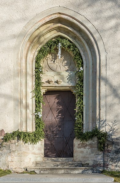 File:Magdalensberg Filialkirche hll Helena und Maria Magdalena Portal 22122015 9792.jpg