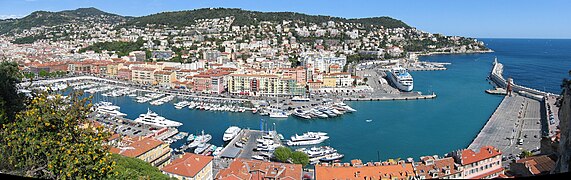 Vue panoramique orientée est du port depuis une colline.