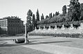 L'anfiteatro con l'obelisco mediceo in una foto di Paolo Monti del 1965.