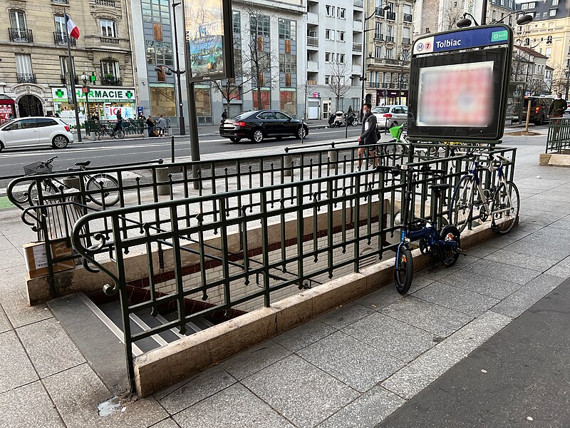 File:Accès Station Métro Tolbiac Avenue Italie - Paris XIII (FR75) - 2021-12-31 - 5.jpg