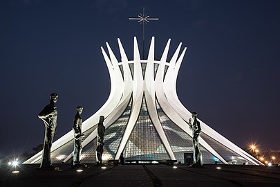 Katedralo de Braziljo, projektita de Oscar Niemeyer.