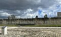 Mauer am alten Bahnhof von Bobigny. Auf der Mauer steht: "Wenn das Echo ihrer Stimmen schwächer wird, werden wir zugrunde gehen"