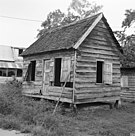 Woning op plantage Vierkinderen, Suriname (foto 1971)