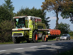 Maaidorser tijdens wegtransport te Slowakije