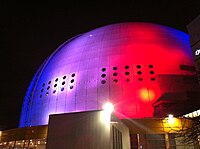 Globen in Vexillum Franciae coloribus Novembri 2015 illuminatus