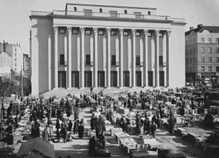 Fasaden mot Hötorget 1926 innan Orfeusgruppen kom på plats.