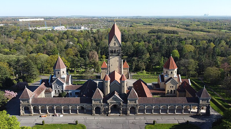 File:Luftaufnahme frontal Kapelle Südfriedhof Leipzig.jpg