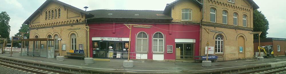 Blik op het stationsgebouw vanaf de spoorzijde tijdens de verbouwing van het station (2014)