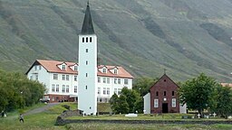 Hólars kyrka och högskolebyggnaden i juli 2011.