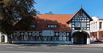 Stadtbibliothek und Tor in den Schlosspark