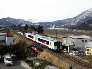 陸羽東線で使用されるキハ110系気動車 （2007年2月 鳴子温泉駅東方）