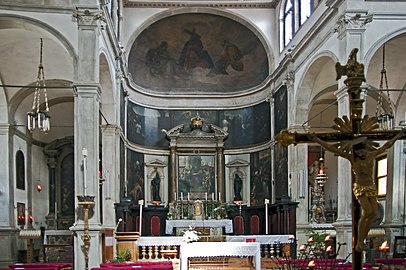 Visto dall'interno della chiesa.