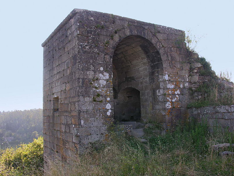 File:Torres de Altamira-Brión-Galicia 04.jpg