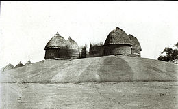 photo d'une hutte africaine sur une colline.