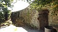 Fundament der einstmaligen Burg mit dem Durchgang zum Rebberg