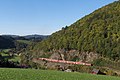 Blick auf Falkensteig mit einem Doppelstockzug der Höllentalbahn