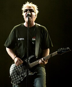 Dexter Holland esiintymässä vuonna 2009