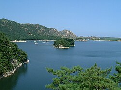 Lake samilpo at Kumgangsan 20020720.jpg