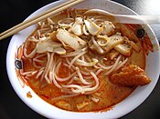 Singapurenseng curry mee na ibinili sa tindahang Bukit Batok, na kilala rin minsan bilang "curry laksa"