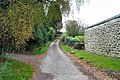 La strada che costeggia una fattoria