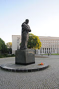 Administration de l'oblast et statue de Taras Chevtchenko[15].