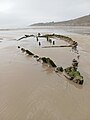 Plage de Kervijen : épave émergeant du sable à marée basse un jour d'amaigrissement de la plage 3.