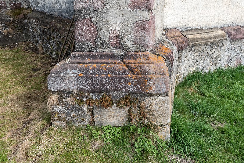 File:Magdalensberg Filialkirche hll. Helena und Maria Magdalena NW-Stützmauer Basis 15042022 2470.jpg