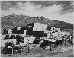 Pueblo de Taos Ansel Adamsin valokuvaamana vuonna 1941.