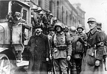 Photographie en noir et blanc de membres des milices nazies lors du putsch. La plupart sont en uniforme et armés