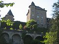 Hôtel des Joyet de Maubec et chapelle (à gauche).