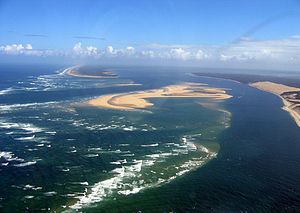 Bassin d’Arcachon (im Hintergrund), Banc d’Arguin (Bildmitte) und die Dune du Pilat (rechts)