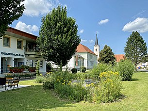 Hauptplatz mit Gemeindeamt und Kirche