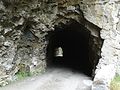 In der Eingangssequenz zu jeder Folge fährt Jonas Lauretz mit einem Pferdewagen durch den Tunnel vor der Chlusenbrücke.