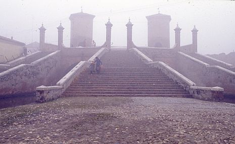 Il complesso dei Trepponti avvolto nella nebbia.