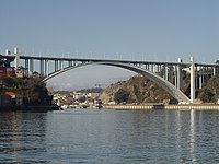 Le Pont Arrábida permet à l'A1 d'enjamber le Douro à Porto.