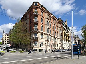 Krabaten 4 (närmast) och 3 (till höger), Skeppargatan 2 / Strandvägen 11–13.