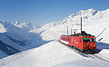 Regionalzug oberhalb von Andermatt mit Blick ins Urserental