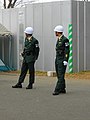 冬服の曹。警務官であるため、一般自衛官の第1種冬服に加えて、帯革（本革、負革、警棒つり、手じよう入れ及びけん銃弾倉入れ）、警棒、けん銃つり及びけん銃つりひも、警笛及び警笛つりぐさり、警務腕章、手じよう及び補じようを着用している。手前は陸曹用の精勤章甲3線（精勤章乙15線相当）を着用している