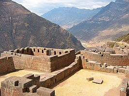 Gezicht op de heilige vallei vanaf Intihuatana. De Tempel van de Zon op de voorgrond werd gesloten voor toeristen nadat dieven stukken uit de tempel hadden weggenomen