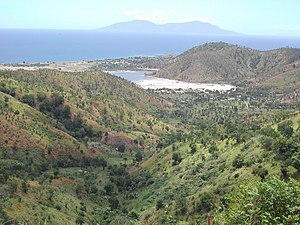 Die Seen von Tasitolu und die Insel Atauro im Hintergrund