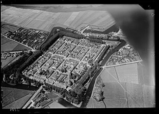 Luchtfoto van Elburg (1920-1940), met op de voorgrond de remise van de Zuiderzeetram (1908-1931), Nederlands Instituut voor Militaire Historie.