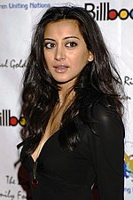 Noureen DeWulf interprète Krystal