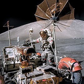 Gene Cernan parancsnok készülődik felszállni a Roverre