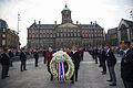 Scouts dragen de kransen naar het Nationaal Monument.