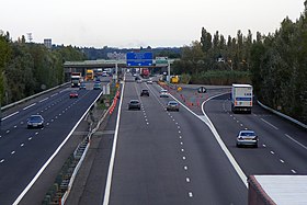 Bifurcation de l'A7 (les trois voies de gauche) et de l'A9 (les deux voies de droite) à Orange, suivie de la sortie 21